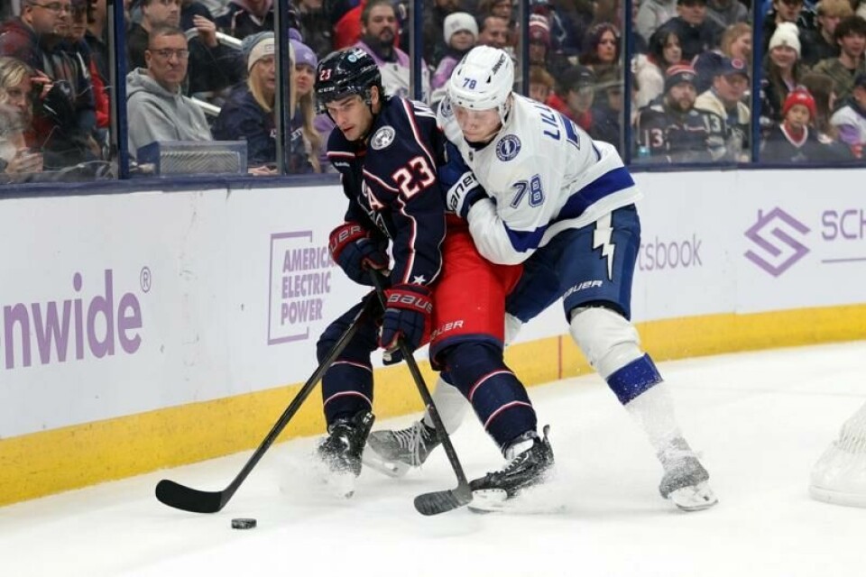 Det ble ingen oppvisning i godt forsvarsspill i kampen mellom Columbus Blue Jackets og Tampa Bay Lightning. Forsvarsspillerne Sean Monahan til venstre og norske Emil Lilleberg til høyre måtte se pucken forsvinne inn i nettmaskene mange ganger.
