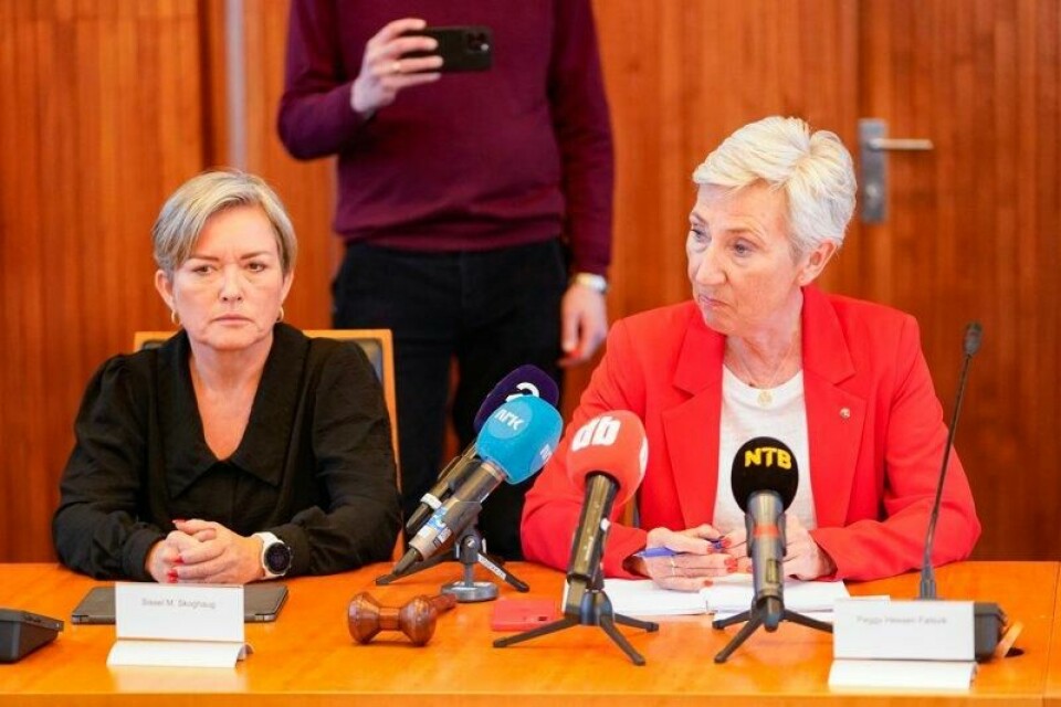LO-leder Peggy Hessen Følsvik t.h. og Sissel M. Skoghaug, første nestleder, i forbindelse med lønnsoppgjøret for 2023.