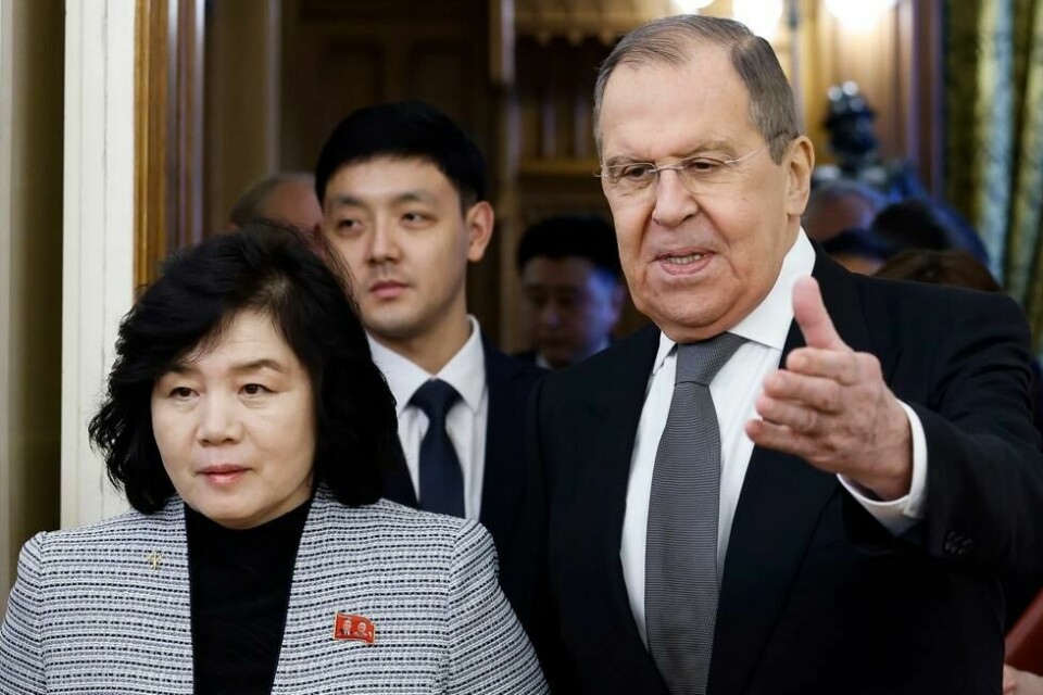 Russlands utenriksminister Sergej Lavrov, ønsker Nord-Koreas utenriksminister Choe Son Hui velkommen til deres samtaler i Moskva. Russlands utenriksminister Sergej Lavrov, ønsker Nord-Koreas utenriksminister Choe Son Hui velkommen til deres samtaler i Moskva. Foto: Maxim Shemetov / AP