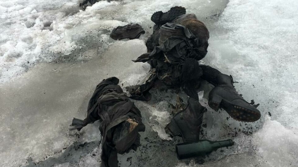 Et bilde offentliggjort av selskapet Glacier 3000, viser de to kroppene etter 75 år.