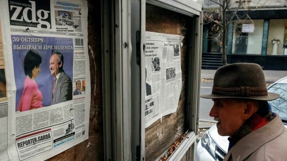 PÅ VIPPEN: En mann i hovedstaden Chisinau leser morgenavisa mandag morgen for å se resultatet av presidentvalget 30. oktober. Det viser at fattige 1,5 prosentpoeng manglet for å gi landet en russiskvennlig president, Igor Dodon.