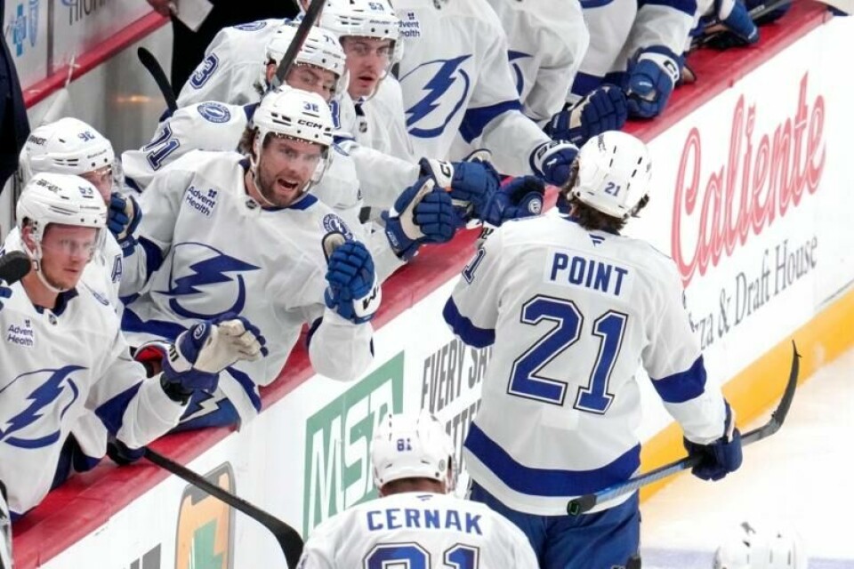 Brayden Point ble overtidshelt for Tampa Bay Lightning i borteseieren mot Pittsburgh Penguins tirsdag. Emil Lillebergs lag vant 3–2.