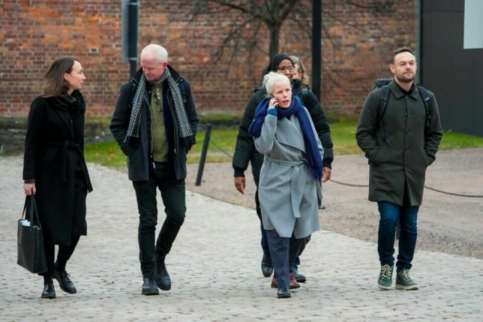 SVs gruppe på vei inn til Statsministerens kontor fredag etter at partene i budsjettforhandlingene ikke var blitt enige i de ordinære forhandlingene.