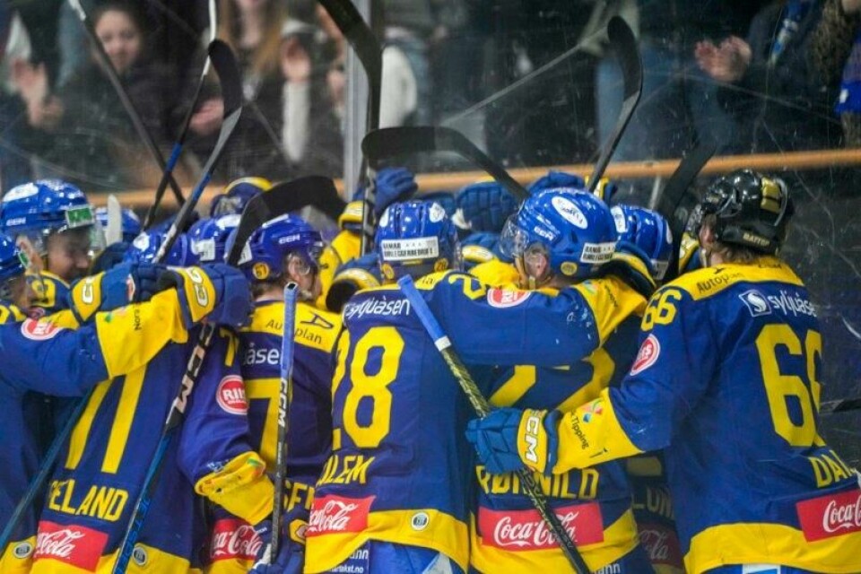 Sverre Rønningen omfavnes etter å ha blitt Storhamars matchvinner i den første NM-finalen mot Stavanger Oilers.