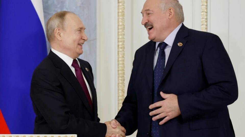 Stemningen så ut til å være god da Vladimir Putin (venstre) tok imot sin belarusiske kollega Aleksandr Lukasjenko i St. Petersburg mandag. Foto: Dmitry Astakhov / Sputnik / Kreml / AP / NTB