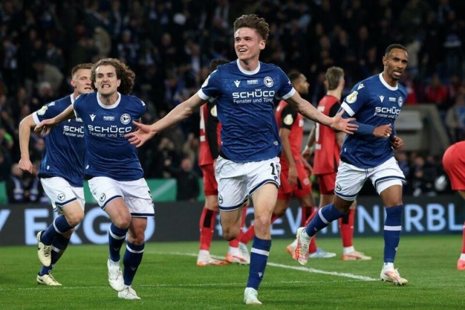Maximilian Grosser jubler med lagkameratene etter å ha scoret målet som sendte Arminia Bielefeld fra nivå tre til tysk cupfinale på bekostning av tittelforsvarer Leverkusen.