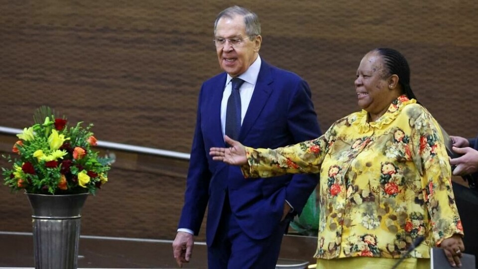 Sør-Afrikas utenriksminister ønsket Russlands utenriksminister Sergei Lavrov velkommen 23. januar. Sør-Afrikas utenriksminister ønsket Russlands utenriksminister Sergei Lavrov velkommen 23. januar. Foto: Siphiwe Sibek / Reuters/NTB
