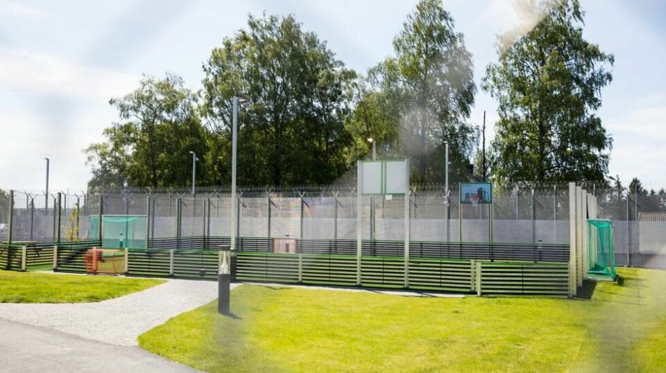 De innsatte ved Indre Østfold fengsel, avdeling Eidsberg, får for tiden mindre tid til å nyte aktivitetsområdene utenfor cellene sine. Det er fordi fengselet mangler 16 fengselsbetjenter, noe som betyr at fengselet driftes vekselvis Foto: Tore Meek / NTB