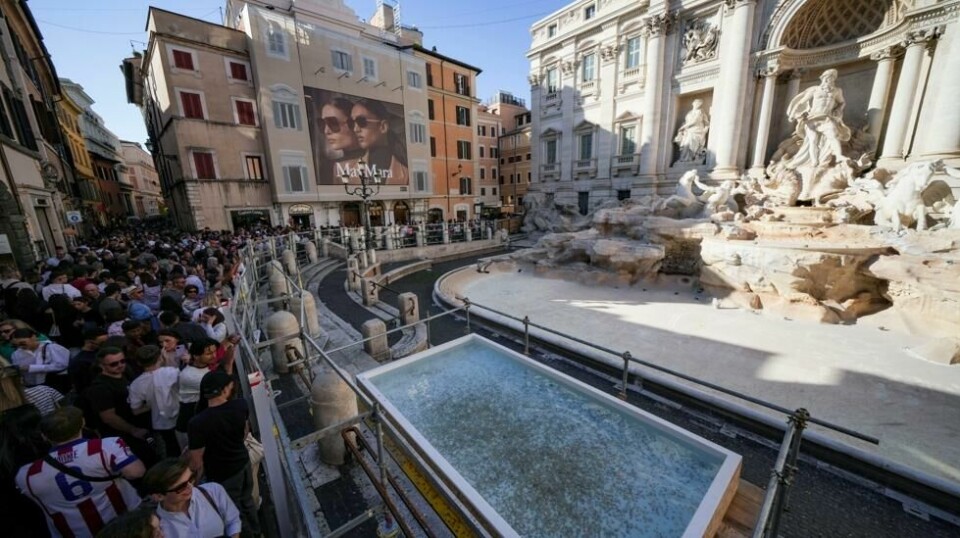 Det midlertidige bassenget foran Trevi-fontenen er ikke like spektakulært som originalen, men det sørger for at besøkende til Roma kan kaste en mynt i håp om at de kommer tilbake til byen en gang i fremtiden. Foto: Andrew Medichini / AP / NTB