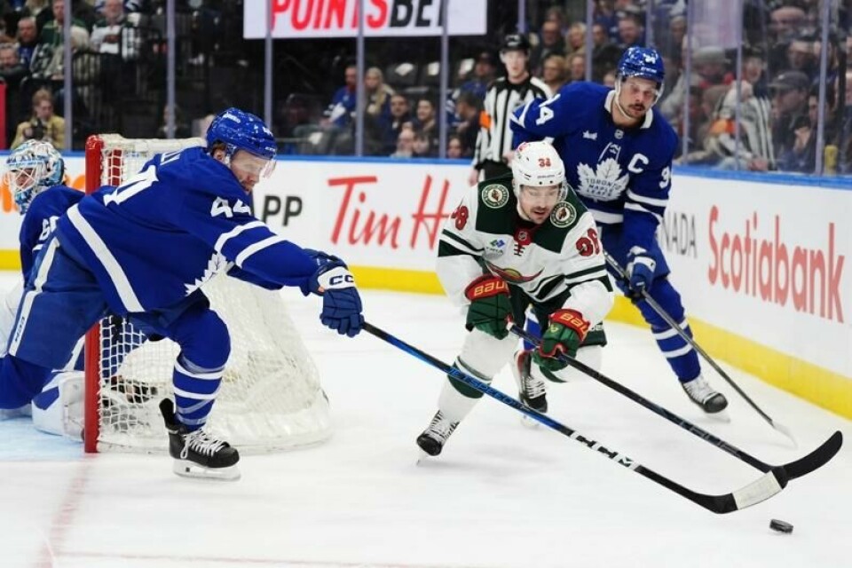 Mats Zuccarello kjempet med Toronto Maple Leafs forsvarsspillere.