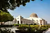 Sultan Qaboos Grand Mosque og hagene rundt dekker til sammen 416.000 kvadratmeter og har plass til opptil 20.000 mennesker i bønn.