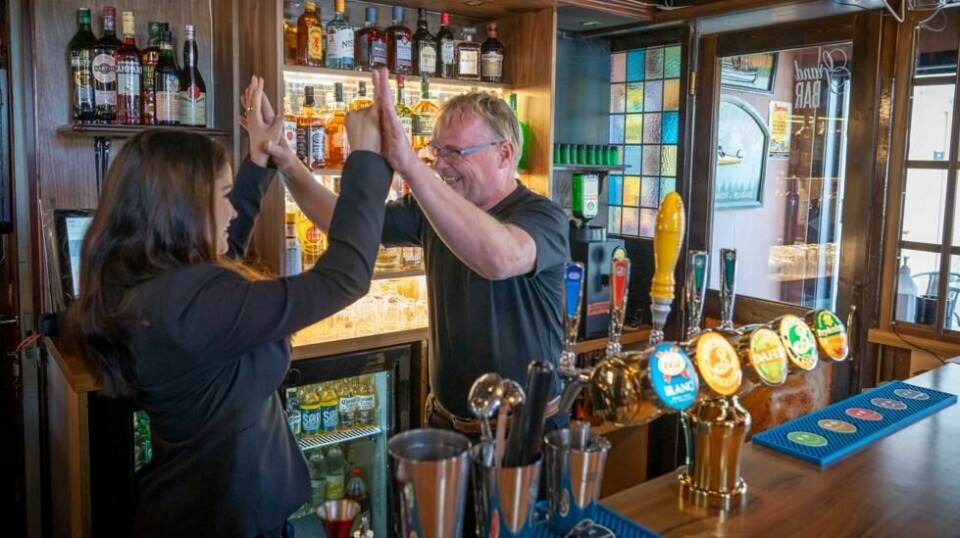 Tidligere Frp-nestleder Per Sandberg og Bahareh Letnes har endelig åpnet Grand Bar i Halden. Puben, som er en del av det gamle Grand Hotel ved togstasjonen, har vært stengt i flere år og Sandberg har selv vært med på å pusse den opp. Nå blir det også restaurant. .