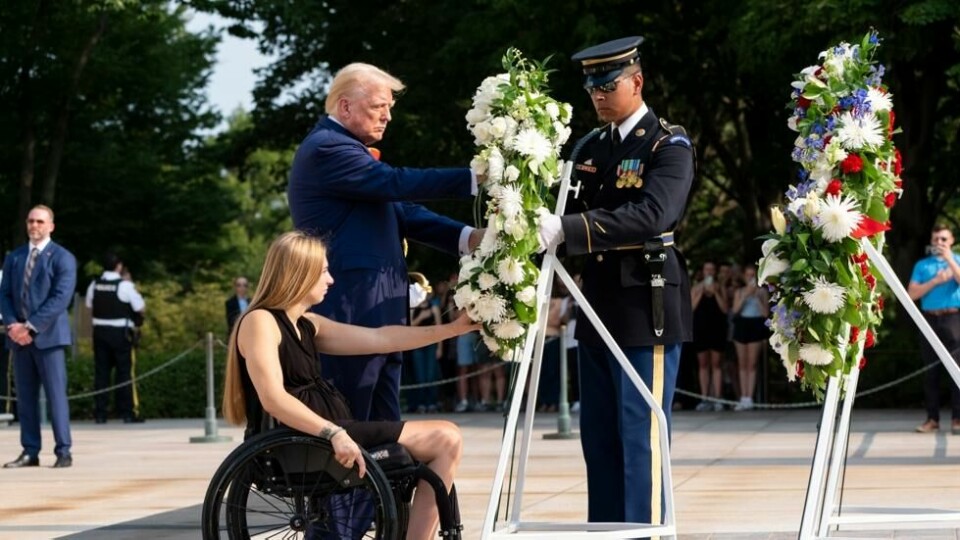 Trump la ned en krans ved Den ukjente soldats grav til ære for de 13 soldatene som ble drept ved Abbey Gate. Foto: AP Photo/Alex Brandon Trump la ned en krans ved Den ukjente soldats grav til ære for de 13 soldatene som ble drept ved Abbey Gate. Foto: AP Photo/Alex Brandon