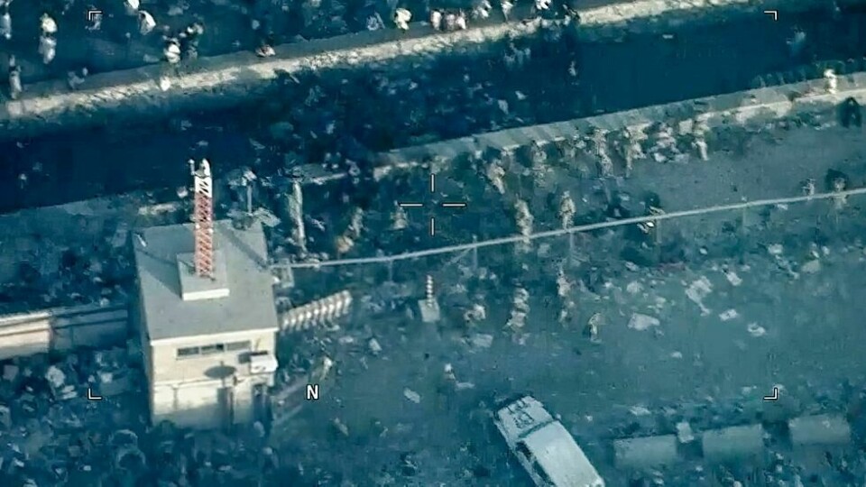 Bildet er fra en video frigitt av det amerikanske forsvarsdepartementet og viser amerikanske marinesoldater rundt åstedet ved Abbey Gate utenfor Hamid Karzai internasjonale lufthavn i Kabul, etter at en selvmordsbomber utløste en eksplosjon. Foto: Department of Defense/AP Bildet er fra en video frigitt av det amerikanske forsvarsdepartementet og viser amerikanske marinesoldater rundt åstedet ved Abbey Gate utenfor Hamid Karzai internasjonale lufthavn i Kabul, etter at en selvmordsbomber utløste en eksplosjon. Foto: Department of Defense/AP