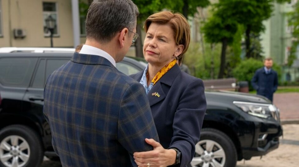 Latvias utenriksminister Baiba Braze blir ønsket velkommen av Ukrainas utenriksminister Dmytro Kuleba i Kyiv.