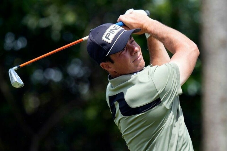 Viktor Hovland i aksjon under siste runde i PGA-turneringen i Palm Harbor, som endte med hans første turneringsseier siden 2023.