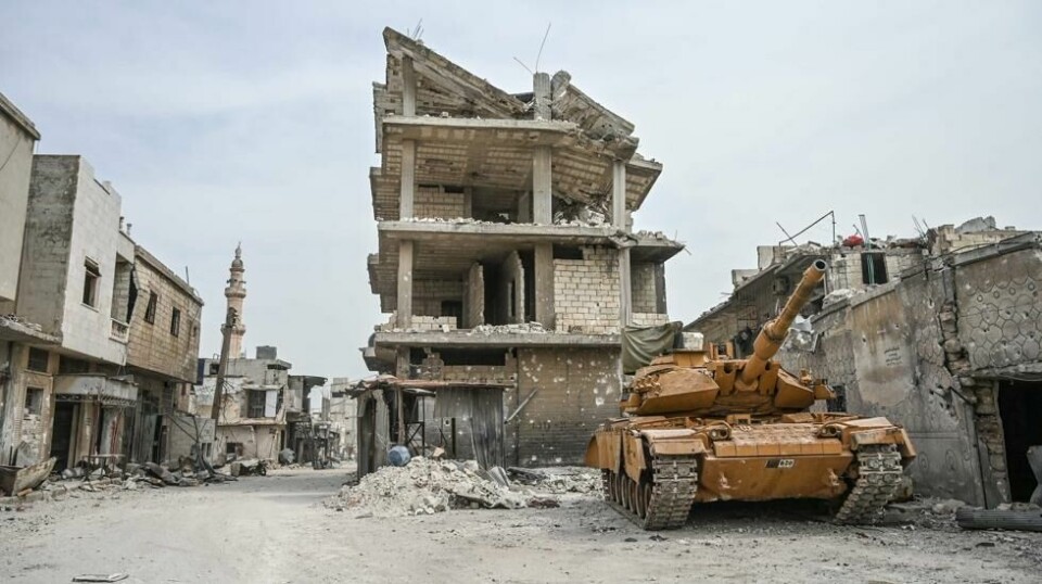 TYRKISK INVASJON: En tyrkisk stridsvogn i en ødelagt bydel i Sarmin åtte kilometre sørøst for byen Idlib i Syria. Idlibprovinsen styres av terrorgrupper som ifølge Rødt blir støttet av tyrkiske invasjonsstyrker i Syria.