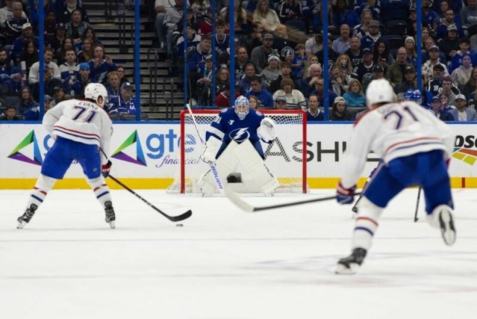 Tampa Bay Lightning-keeper Jonas Johansson (31) forsvarer målet mens Montreal Canadiens-senter Jake Evans (71) angriper.