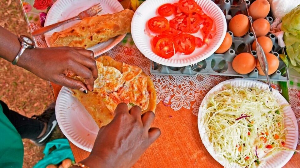 En rolex er egg som er stekt med tomat, løk, hvitkål, grønn paprika og deretter rullet inn i en chapati. Foto: Isaac Kasamani / AFP