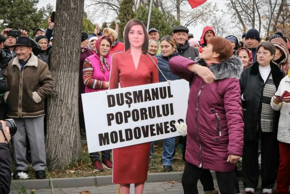 En kvinne klapper til en pappfigur av president Maia Sandu under en protestaksjon initiert av det prorussiske populistiske partiet Shor høsten 2022. Demonstrantene demonstrerte mot prisstigningen og krevde presidemntens avgang. En kvinne klapper til en pappfigur av president Maia Sandu under en protestaksjon initiert av det prorussiske populistiske partiet Shor høsten 2022. Demonstrantene demonstrerte mot prisstigningen og krevde presidemntens avgang. Foto: Aurel Obreja / AP / NTB