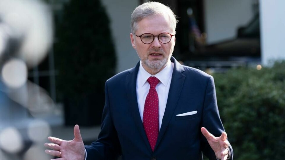 En 26 år gammel mann ble i helgen pågrepet, mistenkt for å ha forsøkt å sette fyr på busser i Praha. Tsjekkias statsminister Petr Fiala mener det er sannsynlig at Russland står bak. Arkivfoto: Manuel Balce Ceneta / AP / NTB