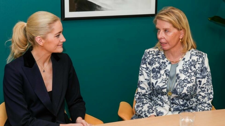 Justis- og beredskapsminister Emilie Enger Mehl (Sp) undertegnet mandag en avtale med Siri Teigum i Advokatforeningen. Foto: Terje Bendiksby / NTB