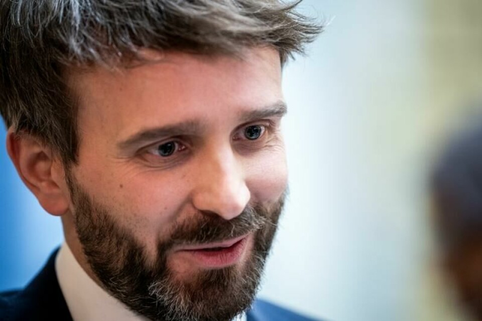 Helse- og omsorgsminister Jan Christian Vestre (Ap) mener bedre ledelse, bedre turnus og bedre samarbeid er en viktig nøkkel til å få ned sykefravær på sykehusene. Helse- og omsorgsminister Jan Christian Vestre (Ap) mener bedre ledelse, bedre turnus og bedre samarbeid er en viktig nøkkel til å få ned sykefravær på sykehusene. Foto: Thomas Fure / NTB