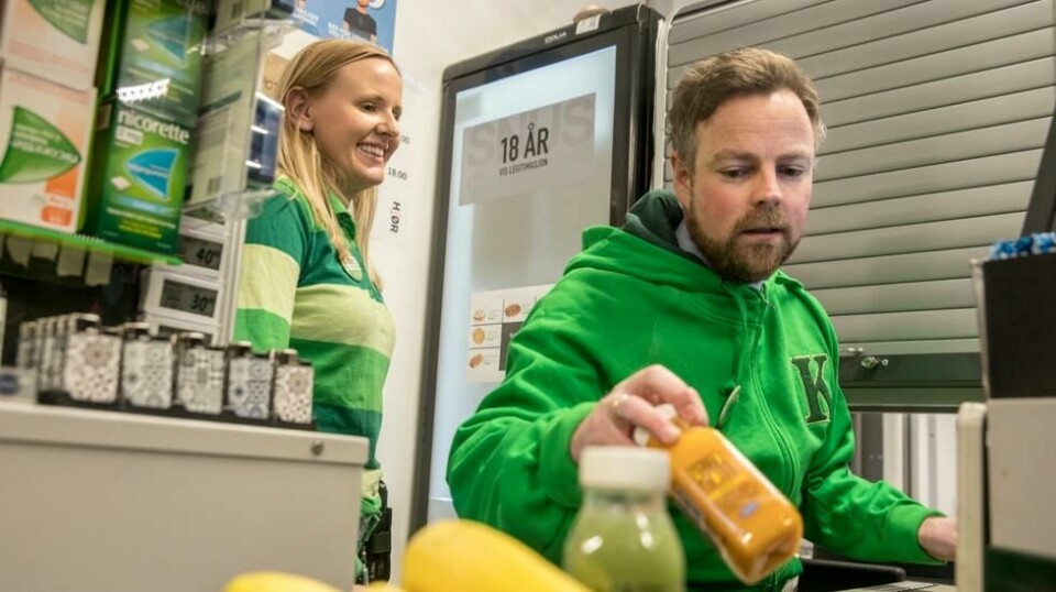 Næringsminister Torbjørn Røe Isaksen, her sammen med butikksjef Kathrine Madsen i Kiwi i Hovinveien i Oslo vil gi mer til Konkurransetilsynet for at dagligvarebransjen skal granskes mer effektivt Foto: Ole Berg-Rusten / NTB Scanpix
