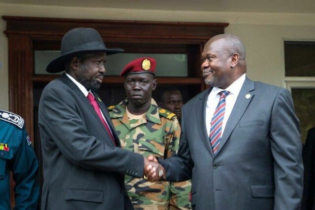 Striden mellom Sør-Sudans mangeårige president Salva Kiir (t.v.) og visepresident Riek Machar (t.h.) har på nytt resultert i væpnet konflikt, og landet trues nå på nytt av borgerkrig. Dette bildet er fra et møte mellom de to i 2018.