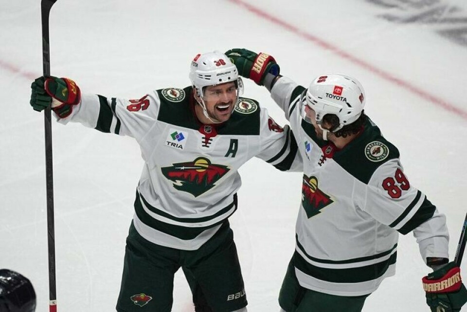 Mats Zuccarello (til venstre) kunne juble for kampens første scoring for Minnesota Wild, men gleden ble kortvarig i en kamp som endte 5-2 til hjemmelaget Colorado Avalanche.