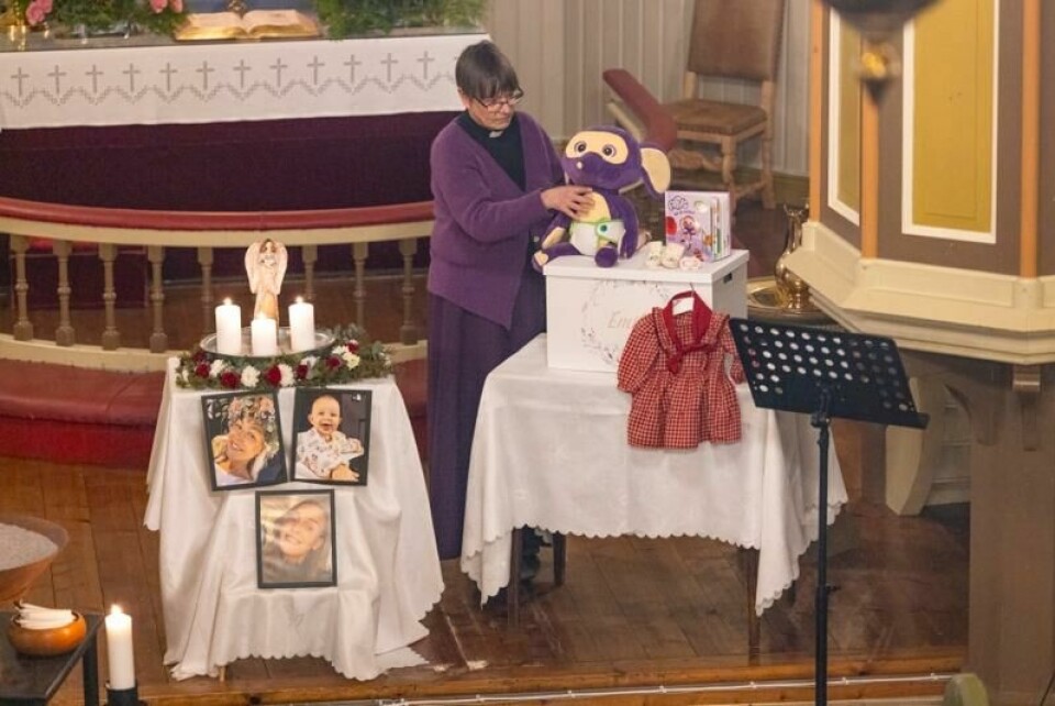 Sogneprest Anniken Urianstad ledet minnemarkeringen i Ingeborgrud kirke.