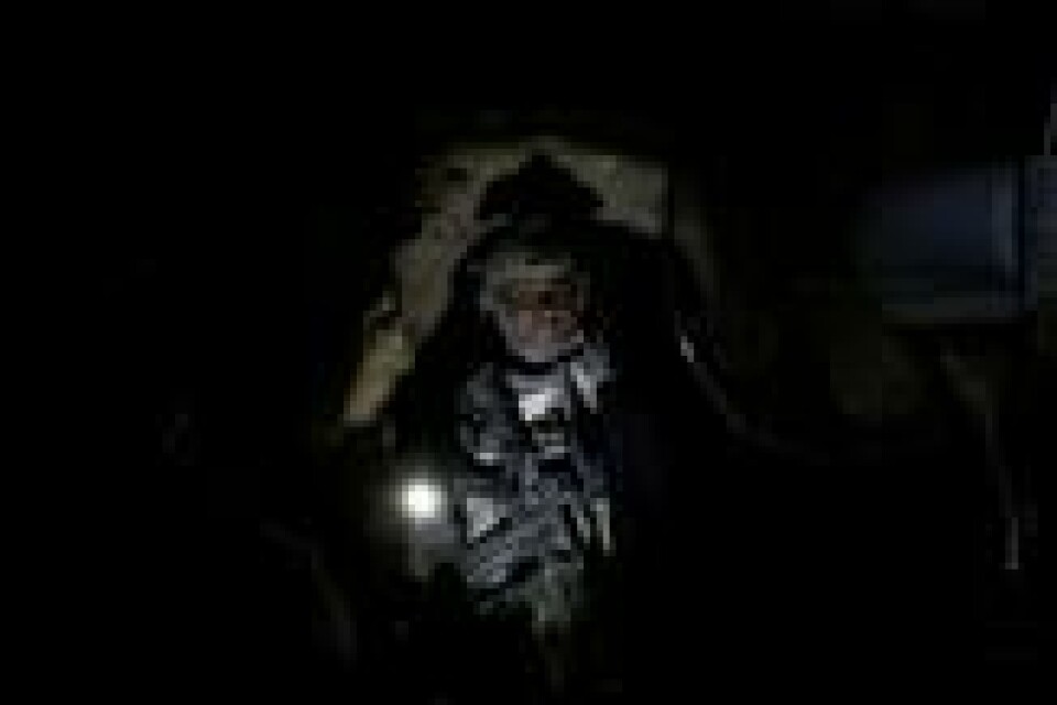 Irakisk spesialsoldat undersøker en tunnel gravd ut av militante fra IS i Bazwaya øst for Mosul torsdag. Irakisk spesialsoldat undersøker en tunnel gravd ut av militante fra IS i Bazwaya øst for Mosul torsdag. Foto: Zohra Bensemra / Reuters