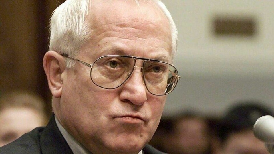Oleg Gordijevskij forbereder seg på å vitne i høring i forsvarskomiteen i Kongressen i Washington i 1999.