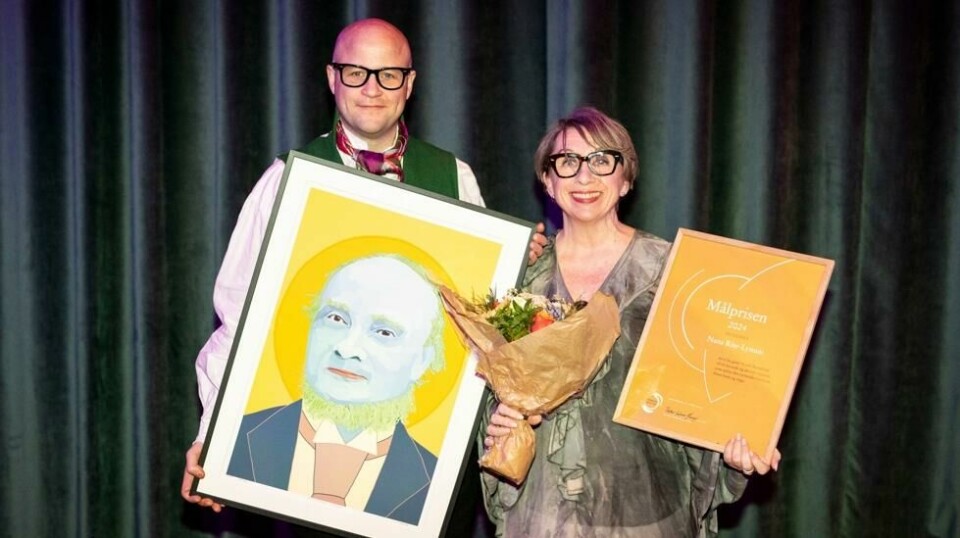 Nana Rise-Lynum fikk Målprisen 2024 av Noregs Mållag lørdag kveld. Leder i Noregs Mållag Peder Lofnes Hauge sto for overrekkelsen av prisen. Foto: Kristianne Marøy / Handout / NTB