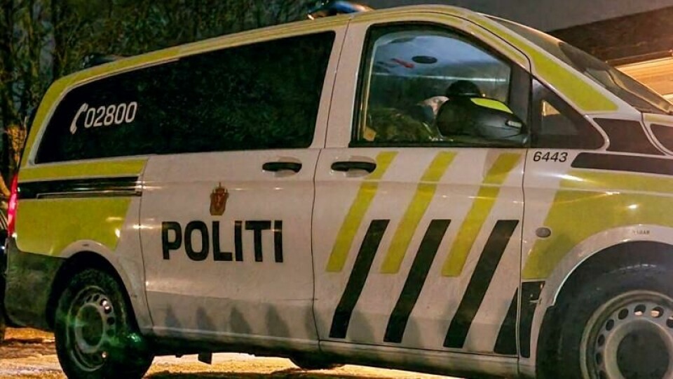 Politiet er på stedet der en livløs kvinne ble funnet i Stjørdal tirsdag kveld. Kvinnen døde dagen etter, og en mann i 30-årene er siktet for drap.