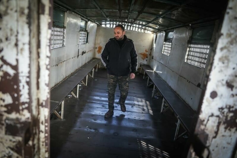 Mahmoud Abdulbaki tilbrakte til sammen nesten seks år i fengsel over forskjellige perioder. Han forteller at han gjentatte ganger ble utsatt for tortur. Han var blant dem som ble frigjort den dagen Bashar al-Assad flyktet fra Syria. Her står han i en av lastebilene som ble brukt da han var i militærpolitiets varetekt i Damaskus. Mahmoud Abdulbaki tilbrakte til sammen nesten seks år i fengsel over forskjellige perioder. Han forteller at han gjentatte ganger ble utsatt for tortur. Han var blant dem som ble frigjort den dagen Bashar al-Assad flyktet fra Syria. Her står han i en av lastebilene som ble brukt da han var i militærpolitiets varetekt i Damaskus. Foto: Ghaith Alsayed / AP / NTB