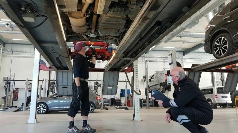 KONTROLL: EU-kontrollen er svært viktig for å sikre at den norske bilparken er i forsvarlig stand. Foto: Statens vegvesen.