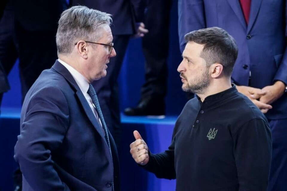Storbritannias statsminister Keir Starmer med Ukrainas president Volodymyr Zelensky under et gruppebilde på det europeiske politiske fellesskapets toppmøte i Budapest. Foto: Ludovic MARIN / AFP Storbritannias statsminister Keir Starmer med Ukrainas president Volodymyr Zelensky under et gruppebilde på det europeiske politiske fellesskapets toppmøte i Budapest. Foto: Ludovic MARIN / AFP