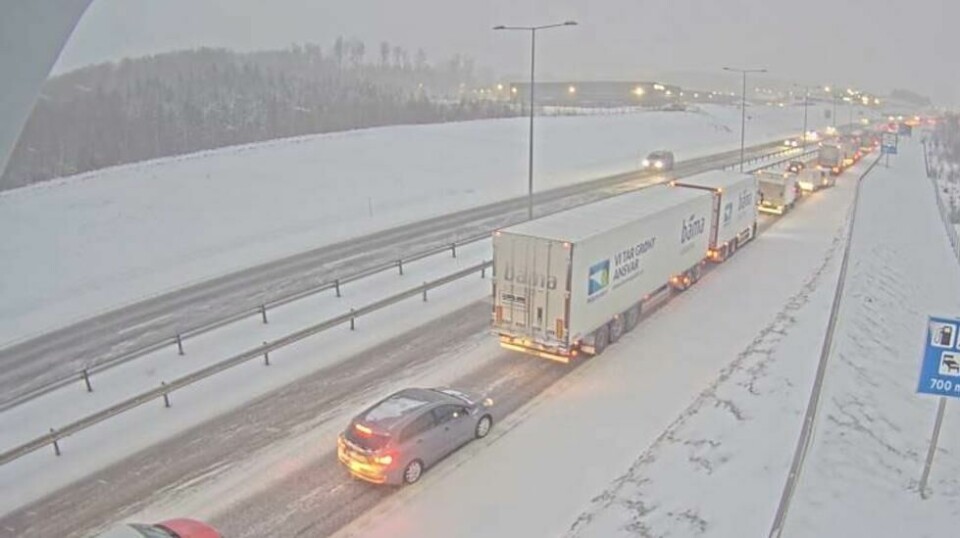 Det er lange køer på E18 ved Fokserød i retning Larvik etter en trafikkulykke tirsdag ettermiddag. Foto: Statens vegvesen / NTB