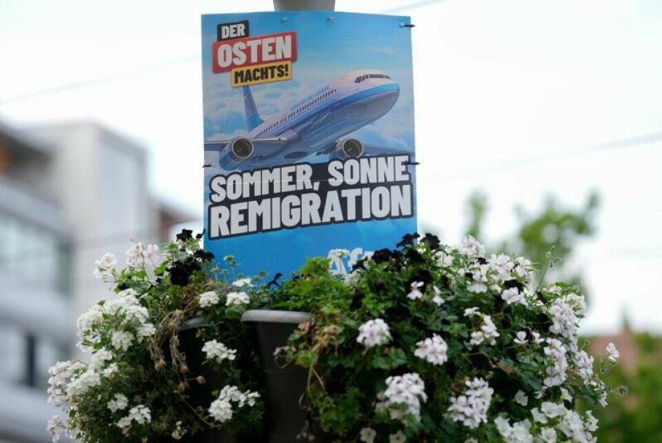 Ytre høyre-partiet Alternativ for Tyskland (AfD) har delt ut valghefter utformet som enveisbilletter ut av Tyskland, til innvandrere. På bildet er en valgplakat partiet hang opp i Erfurt i august med teksten «sommer, sol, remigrasjon».