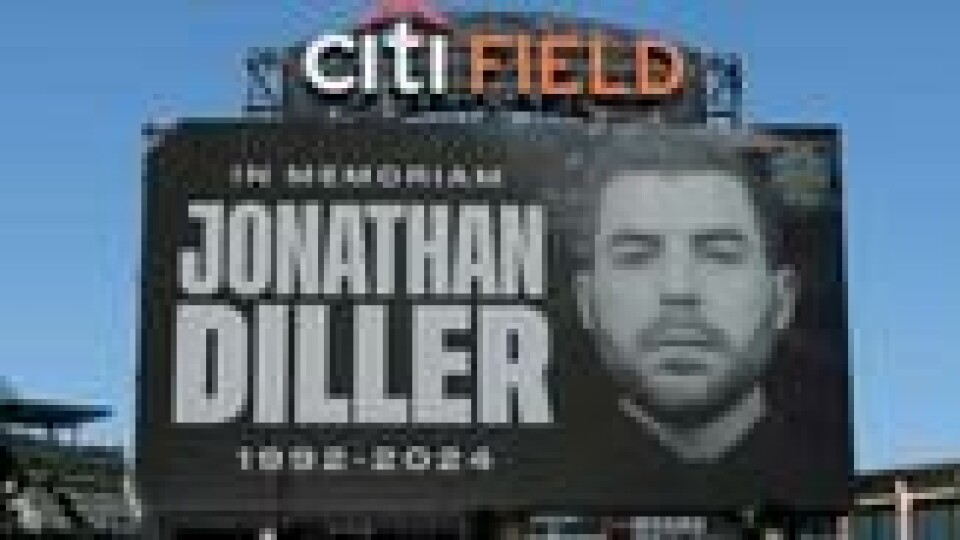 Den drepte NYPD-politimannen Jonathan Diller minnes under et øyeblikks stillhet før kampen mellom Milwaukee Brewers og New York Mets i hjemmekampen 29. mars 2024 i New York City. Den drepte NYPD-politimannen Jonathan Diller minnes under et øyeblikks stillhet før kampen mellom Milwaukee Brewers og New York Mets i hjemmekampen 29. mars 2024 i New York City. Foto: Christopher Pasatieri / Getty Images / AFP / NTB
