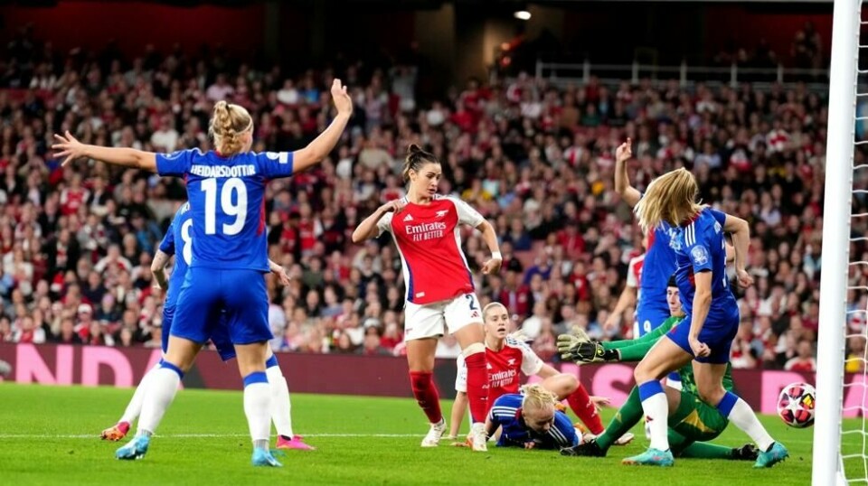 Emily Fox sender Arsenal i ledelsen mot Vålerenga. Foto: John Walton / PA via AP / NTB