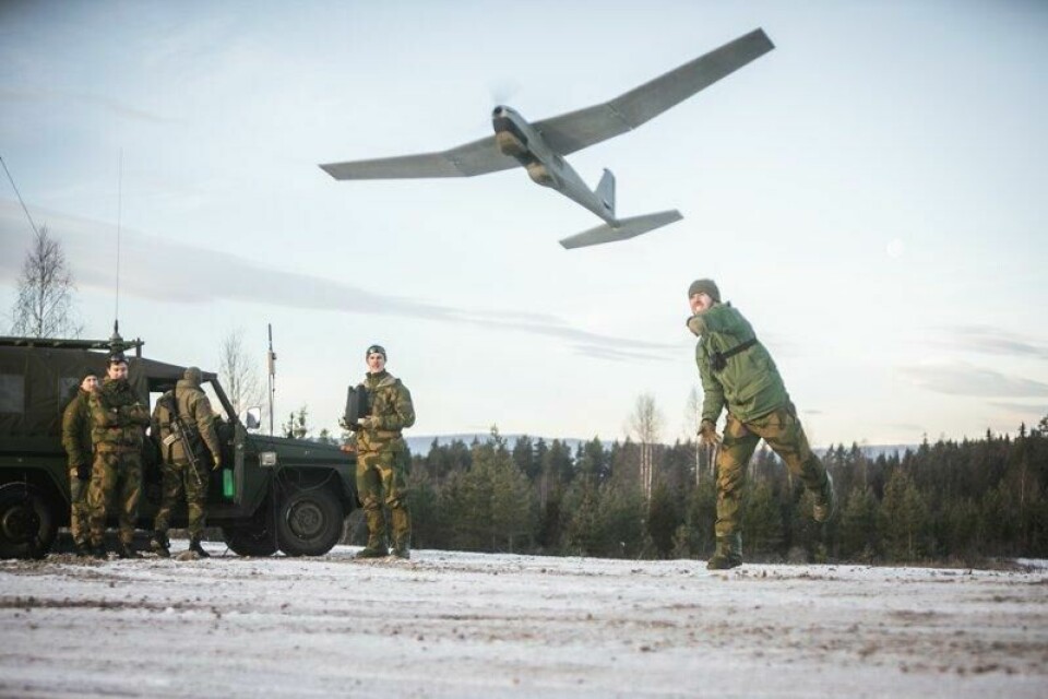 Soldater fra Telemark bataljon og Finnmark landforsvar bruker Puma UAS under øvelse Viking Høst. Puma dronen brukes til å overvåke å se etter fienden.