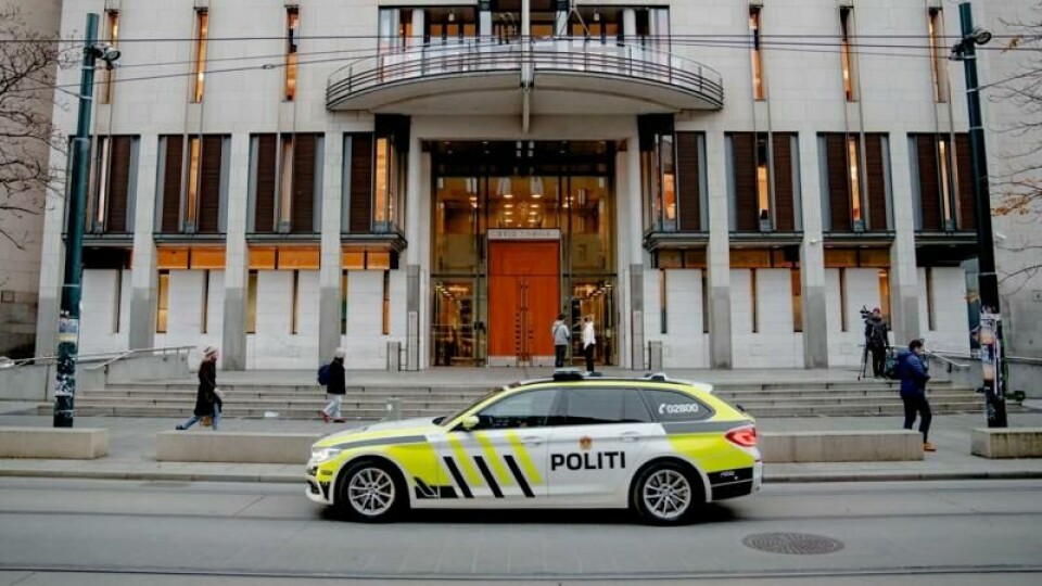 En politibil kjører forbi Oslo tinghus, der den siktede ble begjært varetektsfengslet sist uke. Nå er han løslatt etter en ukes isolasjon, men politiet opprettholder siktelsen.