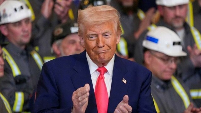 USAs president Donald Trump lanserte sin satsing på kull i Det hvite hus i starten av april. I bakgrunnen står en gruppe kullgruvearbeidere.
