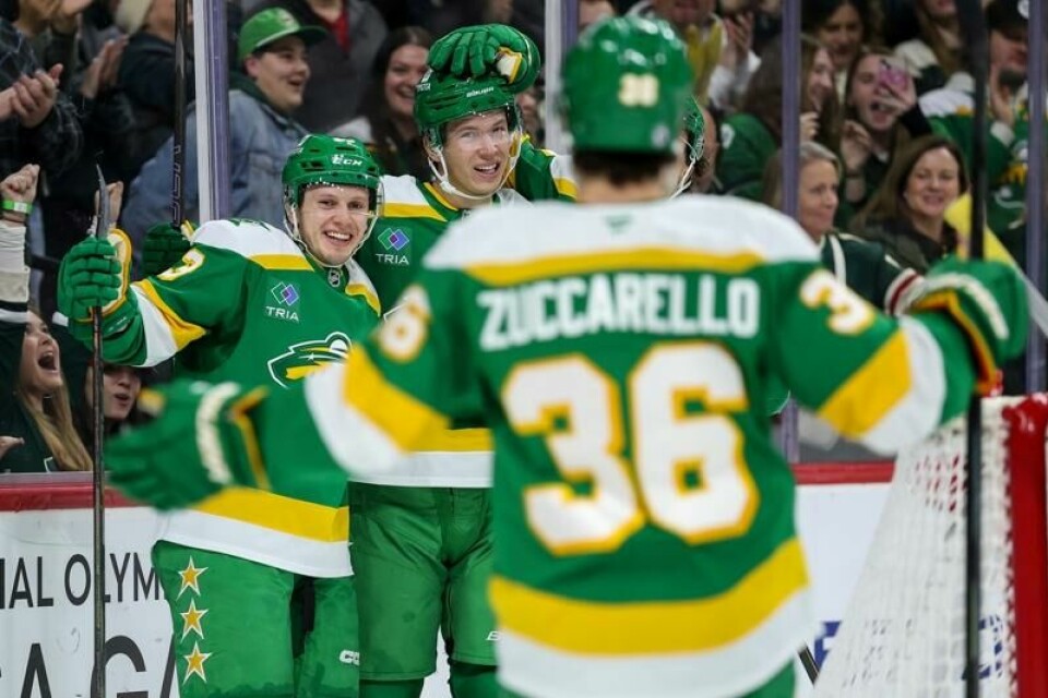 Mats Zuccarello (med ryggen til kamera) på vei for å feire Minnesotas første scoring, som Marco Rossi (til venstre) sørget for.