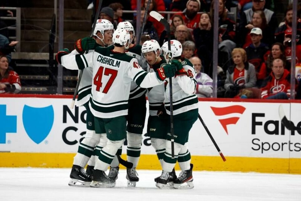 Minnesota Wild slo Carolina Hurricanes 4-0 natt til søndag. Mats Zuccarello var involvert i tre av fire mål.