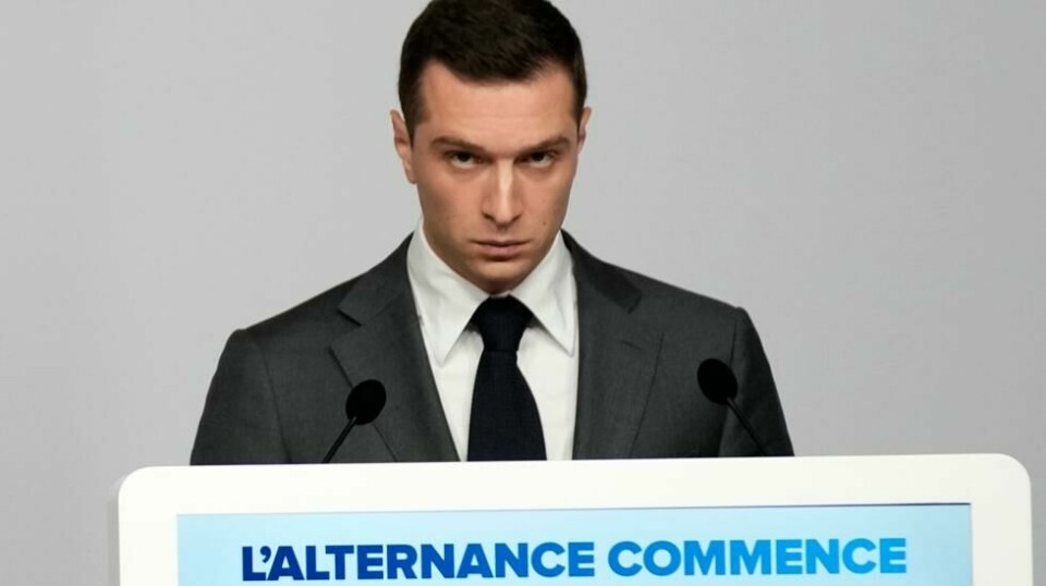 Jordan Bardella (28) er blitt kalt ytre høyres nye stjerneskudd. Her holder han pressekonferanse i Paris mandag. Valget på ny nasjonalforsamling skal holdes i to runder, 30. juni og 7. juli. Foto: Christophe Ena / AP / NTB