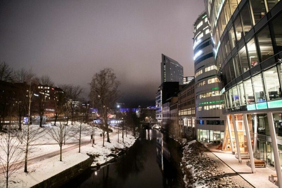 Hotellovernattinger i Oslo, Akershus og Nordland bidro mest til den samlede oppgangen i januar 2025. Her er Akerselva og hotell Radisson Blu sett fra Hausmanns bru.