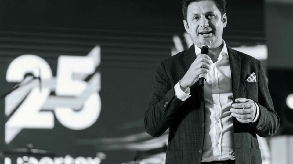 «Det er med stor sorg at Libertex Group bekrefter dødsfallet til sin medgründer og styreleder, Vyacheslav Taran, etter en helikopterulykke som fant sted på vei til Monaco fredag 25. november 2022. Vyacheslav etterlater seg kona Olga og tre barn. (Foto: Libertex Group)